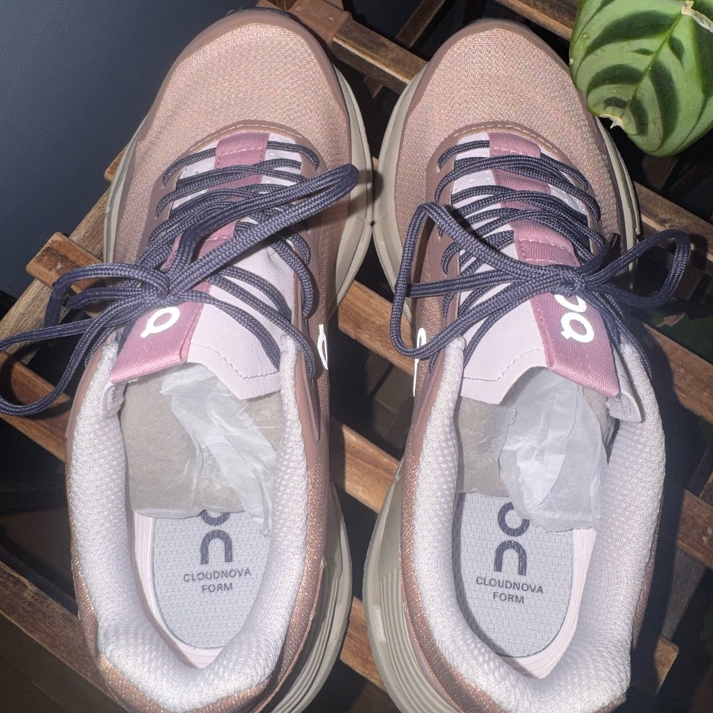 On Cloud On Running Cloudnova Form shoes, Rosebro… - image 8